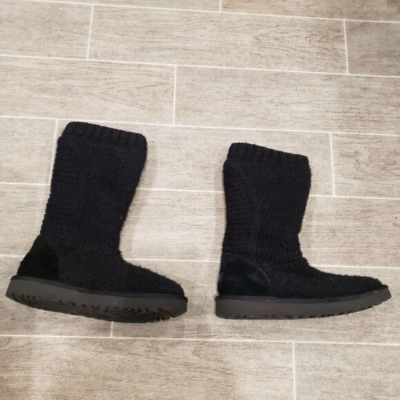 UGG Capra Ribbed Knit Shearling Lined Boot - Picture 9 of 11